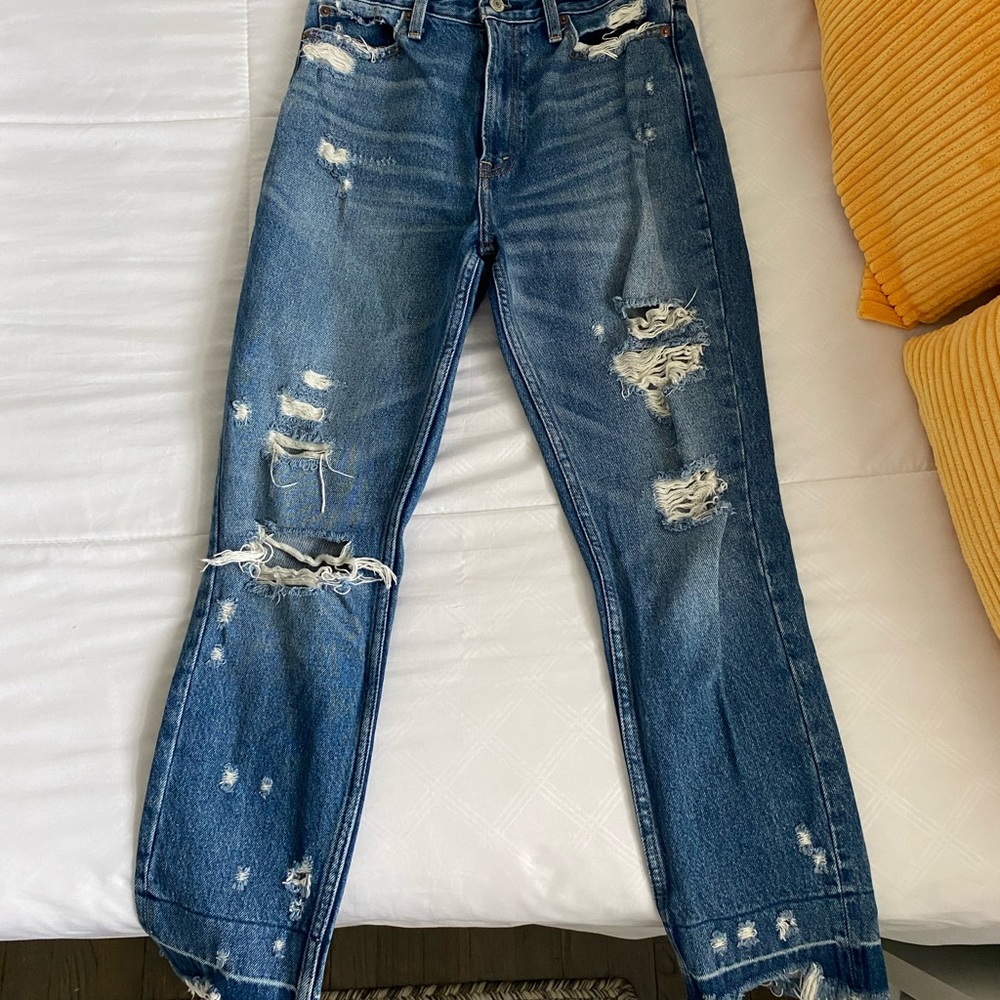 DISTRESSED MEDIUM WASH DENIM